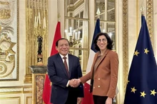 Le ministre vietnamien de la Culture, des Sports et du Tourisme, Nguyên Van Hùng, a eu une réunion avec la ministre française de la Culture, Rima Abdul Malak. Photo : VNA.