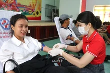 La Journée mondiale du donneur de sang, célébrée le 14 juin de chaque année, vise à faire connaître à l’échelle mondiale le besoin en sang et en produits sanguins sûrs aux fins de transfusion, et de sensibiliser à la contribution essentielle des donneurs de sang volontaires et bénévoles aux systèmes de santé nationaux. Photo : VNA.
