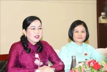 La présidente de la Commission des affaires liées aux députés de l'Assemblée nationale (AN), et cheffe adjointe de la Commission d’organisation du Comité central du Parti Nguyen Thanh Hai (gauche). Photo : VNA.