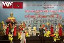 Une représentation artistique remarquable offerte aux Vietnamiens de l'étranger samedi soir à Hô Chi Minh-Ville. Photo : Ngọc Xuân/VOV.