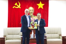 Le vice-président du Comité populaire de la province de Binh Duong, Nguyên Van Danh (à droite) et Rene Piil Perdesen, président en charge des affaires étrangères et des politiques publiques de la région Asie- Pacifique de A.P Moller Maersk. Photo : baodautu.vn