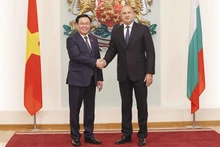 Le Président de l’Assemblée nationale vietnamienne, Vuong Dinh Huê (à gauche) et le Président bulgare, Roumen Radev. Photo : NDEL.
