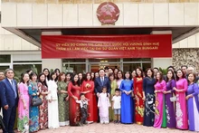 Le Président de l'AN, Vuong Dinh Huê, et des représentants de la communauté des Vietnamiens en Bulgarie. Photo : VNA.