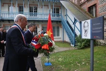 Le dirigeant Tô Lâm et le maire de Sainte-Adresse, Hubert Dejean De La Batie, déposent des fleurs devant la plaque commémorative. Photo : VNA.