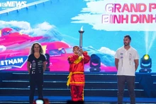 De gauche à droite: Jessica Chavane, championne du monde de ski féminin de l’UIM ABP Aquabike 2023, Nguyên Thi Thanh Tiên, multi-championne en kick boxing vietnamienne, et Jérémie Perez, triple champion du monde UIM ABP Aquabike. Photo : VTCNews.