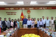 Lors de la séance de travail entre le Comité populaire de la province de Dak Lak et la délégation de l'organisation internationale CARE. Photo : thoidai.com.vn