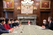 Truong Thi Mai a eu une entrevue avec le président de la Chambre des conseillers du Japon, Hidehisa Otsuji. Photo: VNA