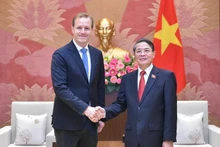 Le vice-président de l’Assemblée nationale du Vietnam, Nguyên Duc Hai (à droite) et le directeur général de Heineken Vietnam, Wieste Mutters, à Hanoi, le 30 août. Photo : VNA