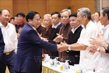 Le Premier ministre Pham Minh Chinh et des patriarches, chefs de village, artisans et personnalités prestigieuses. Photo: VNA