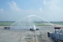 Cérémonie de bienvenu d’un vol en provenance de la ville chinoise de Guiyang à l'aéroport de Noi Bai. Photo : VOV.