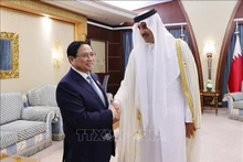 Le Premier ministre Pham Minh Chinh (à gauche) et l'émir du Qatar, Cheikh Tamim bin Hamad al-Thani. Photo : VNA