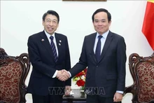 Le Vice-Premier ministre vietnamien Trân Luu Quang (à droite) et le gouverneur de la préfecture japonaise de Fukuoka, Hattori Seitaro. Photo : VNA.