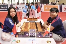 La Vietnamienne Doàn Thi Hông Nhung (à gauche) a remporté une médaille d’or en ouk chaktrang aux SEA Games 32 au Cambodge. Photo : VNA.