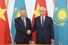 Le président du Kazakhstan, Kassym-Jomart Tokaïev (droite), et le secrétaire général du Parti communiste du Vietnam (PCV), To Lam (à gauche). Photo : NDEL.