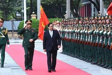Le Premier ministre Pham Minh Chinh (à droite) inspecte la garde d’honneur de l’Académie de la Défense nationale. Photo : NDEL.