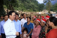 Le Président Vo Van Thuong rend visite aux familles touchées par la crue soudaine à Lào Cai. Photo : VNA.