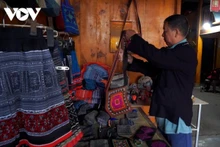 L’artisanat traditionnel est désormais devenu l’un des produits touristiques uniques, attirant de nombreux touristes. Photo : VOV.