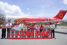 La compagnie aérienne Vietjet inaugure le 19 avril deux nouvelles liaisons directes reliant Hanoï et Hô Chi Minh-Ville vers l'île de Con Dao. Photo : VNA