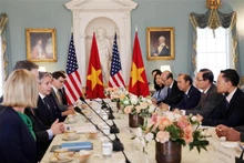 Vue de la rencontre entre le chef de la Commission des relations extérieures du Comité central du Parti communiste du Vietnam, Lê Hoài Trung et le secrétaire d’État américain Antony Blinken. Photo : VNA.