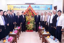 Le Vice-Premier ministre permanent Pham Binh Minh et le pasteur Thai Phuoc Truong. Photo : VNA.