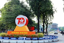 Avant le 10 octobre, de nombreuses rues ont été décorées de panneaux d'affichage, de banderoles de fleurs pour célébrer le 70e anniversaire de la libération de Hanoi. Photo : baoquocte.vn