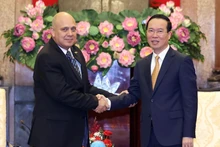 Le Président vietnamien, Vo Van Thuong (à droite), et Roberto Morales Ojed, membre du Bureau Politique, Permanent du Secrétariat du Parti Communiste de Cuba, en visite de travail au Vietnam. Photo : VNA.