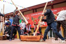 Les gens participent au concours de pilage de gâteaux de riz, une activité traditionnelle lors de la Fête « Kiêng gio ». Photo : NDEL.