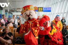 Pour rendre l’atmosphère du Têt plus animée, l’administration de l’aéroport organise des spectacles spéciaux pour accueillir les passagers. Photo : VOV