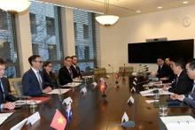 Séance de travail du 1er août entre le ministre vietnamien des Finances Ho Duc Phoc et le ministre adjoint australien de la Concurrence, des Oeuvres caritatives, du Trésor et de l'Emploi, Andrew Leigh. Photo : VOV.