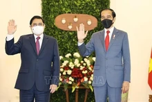 Le Premier ministre Pham Minh Chinh (à gauche) et le Président indonésien Joko Widodo. Photo : VNA.