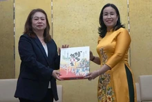 La vice-présidente du Comité populaire de la ville de Da Nang, Nguyen Thi Anh Thi (droite), offre un cadeau à la vice-présidente de l'Université préfectorale de Nagasaki, Satomi Iwashige. Photo : VNA.