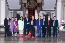 Des responsables de Hô Chi Minh-Ville et les délégués de la province cubaine d’Artemisa. Photo : VNA.