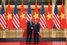 Le Président de l’Assemblée nationale Vuong Dinh Huê (à droite) et le Président américain Joe Biden se serrent la main, à Hanoi, le 11 septembre. Photo : NDEL