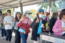  Les touristes visitent la Baie de Halong. Photo : VOV. 