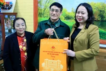 La Vice-Présidente Vo Thi Anh Xuân (1ère, à droite) remet des cadeaux à une famille bénéficiaire de la politique sociale dans le district de Vu Thu, province de Thai Binh. Photo : VNA.