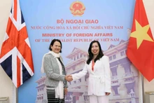La vice-ministre vietnamienne des Affaires étrangères (AE) Lê Thi Thu Hang (droite) et la secrétaire d'État chargée de la région Indo-Pacifique au ministère britannique des Affaires étrangères, Catherine West. Photo : VNA.