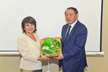 Le ministre du ministère de la Culture, des Sports et du Tourisme, Nguyên Van Hùng (à droite) et la directrice exécutive chargée de l’Asie-Pacifique du Conseil mondial du voyage et du tourisme, Liz Ortiguera. Photo : NDEL.