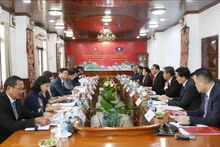 Séance de travail entre les délégations de la Commission d'organisation du Comité central du Parti communiste du Vietnam (PCV), et de la Commission d'organisation du Comité central du Parti populaire révolutionnaire du Laos (PPRL). Photo : VNA.
