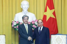 Le Président Nguyên Xuân Phuc (à droite) serrant la main du ministre de l’Administration judiciaire nationale, Cour suprême de la République de Corée, Kim Sang-Hwan. Photo : VNA.