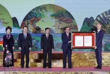 Christian Manhart remet la résolution de l'UNESCO honorant Hô Xuân Huong aux représentants du Vietnam. Photo : baochinhphu.vn