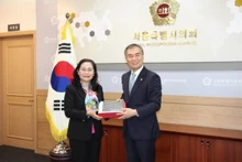 La présidente du Conseil populaire de Hô Chi Minh-Ville, Nguyên Thi Lê (à gauche) et le président du Conseil municipal de Séoul, Kim Hyeon Ki. Photo : sggp.org.vn.