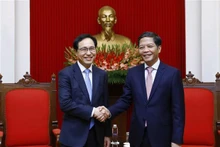 Le chef de la Commission de l’économie du Comité central du Parti communiste du Vietnam, Trân Tuân Anh (à droite), et le directeur général de Samsung Vietnam, Choi Joo-ho. Photo : VNA.