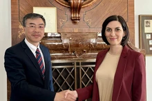 L'ambassadeur du Vietnam en République tchèque, Duong Hoai Nam (à gauche) et la présidente de la Chambre des députés de la République tchèque, Markéta Pekarová Adamová. Photo : VNA.