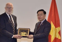 Le Président de l'Assemblée nationale Vuong Dinh Huê et Mike Cronin, directeur exécutif en charge des questions de coopération, Fonterra Group. Photo : VOV.