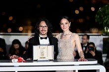 Le réalisateur Pham Thiên Ân (à gauche) a raflé la Caméra d’or du Festival de Cannes 2023 pour le film "L’Arbre aux papillons d’or", le 27 mai 2023 . Photo : VNA.