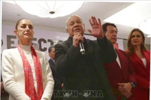 La présidente élue Claudia Sheinbaum et le secrétaire général du Parti travailliste (PT) du Mexique, Alberto Anaya Gutiérrez. Photo : VNA.