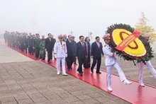 Des dirigeants rendent hommage au Président Hô Chi Minh à l’occasion du 94e anniversaire du PCV. Photo : VNA.