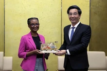 Shelby Smith-Wilson, secrétaire adjointe principale, responsable du Bureau des affaires internationales de stupéfiants et d'application de la loi, relevant du Département d'État des États-Unis, et le vice-président du Comité populaire de Da Nang, Tran Chi Cuong. Photo : VNA.