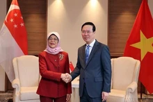 Le Président du Vietnam, Vo Van Thuong (à droite), rencontre la Présidente singapourienne, Halimah, Jacob le 5 mai 2023 à Londres. Photo : VNA.