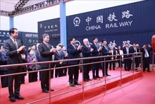 A Chongqing, le Premier ministre accueille le train express de l'ASEAN en provenance de Hanoi. Photo: VNA